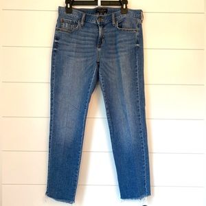 BANANA REPUBLIC “girlfriend jean” (size 28/6) 98% cotton + 2% spandex.